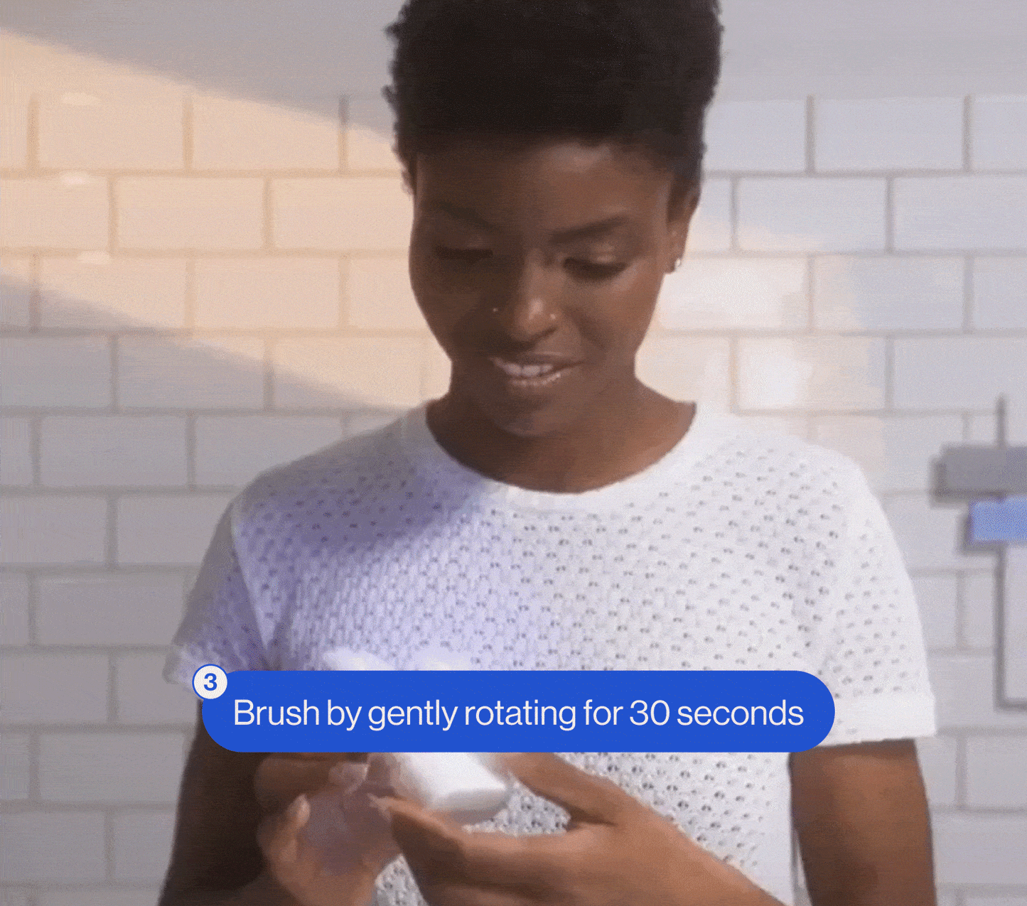 Person using a autobrush toothbrush. PDP context and explanatory images.