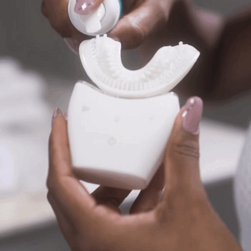Poné una pequeña cantidad de pasta dental en cada lado del cabezal.